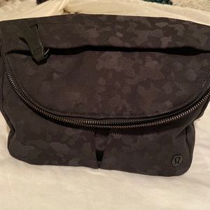 Lululemon Festival bag. black on black camouflage. New without tags